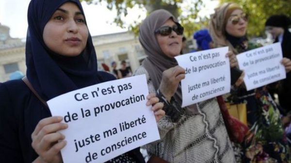 160906045219_corsica_parents_block_women_in_headscarves_640x360_afp_nocredit