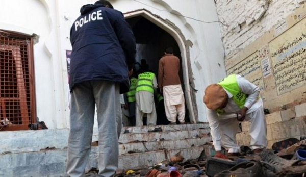 قتلى وجرحى بتفجير انتحاري بمسجد في باكستان