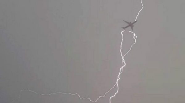 161007170443_lightning_strikes_dont_harm_planes_640x360_halldorgudmundsson_nocredit