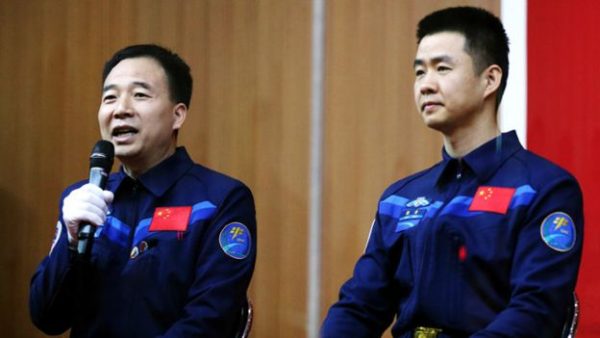 يقود رحلة شينزو 11 الرائد جينغ هايبينغ (الى اليسار) البالغ من العمر 50 عاما 