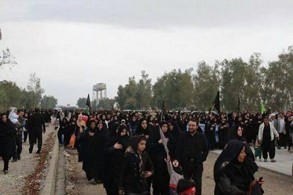 زوار في مدينة ايلام الايرامنية متجهين الى الحدود العرافية لاداء مراسم زيارة العتبات المقدسة(ارشيف) 