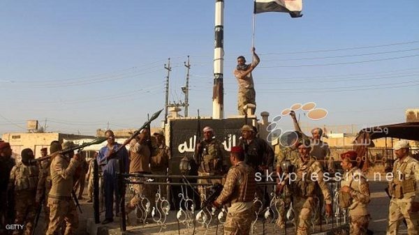 القوات العراقية ترفع العلم العراقي وسط مدينة الرطبة 