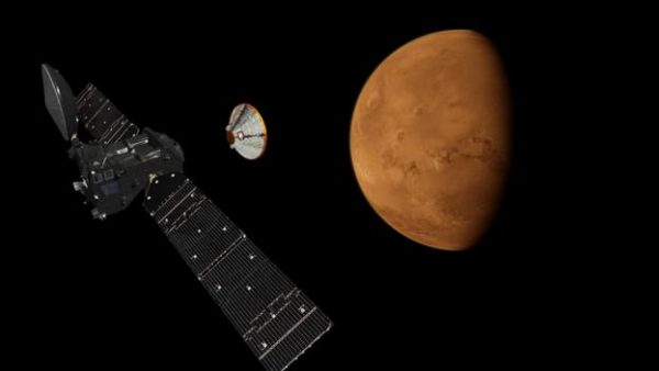 تصوير فني يظهر قمرا صناعيا ومسبار عرض وصلا كوكب المريخ الشهر الماضي، بينما تحطمت مركبة الهبوط 