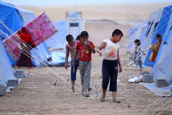 Refugees flee Mosul, set up camp near  Irbil