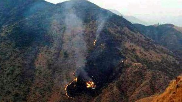 EPA - Image caption تحطمت الطائرة على سفح جبل وعر 