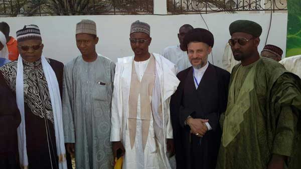 ممثل مكتب سماحة المرجع الديني الكبير السيد الحكيم (مد ظله) يشارك في الحفل الإختتامي لمؤتمر الطريقة المريدية في مدينة طوبى