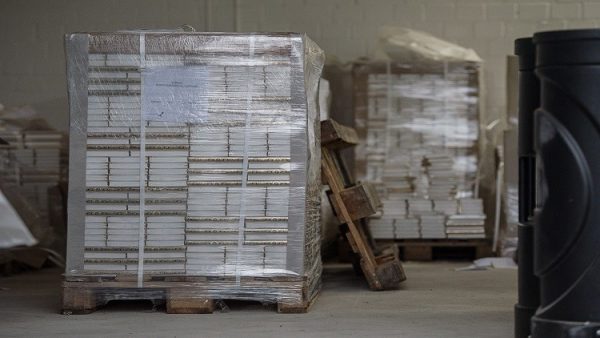 AFP Wolfram Kastl - dpa نسخ مصادرة من القرآن الكريم مترجمة إلى اللغة الألمانية - بولهايم - ألمانيا - 15 نوفمبر 2016