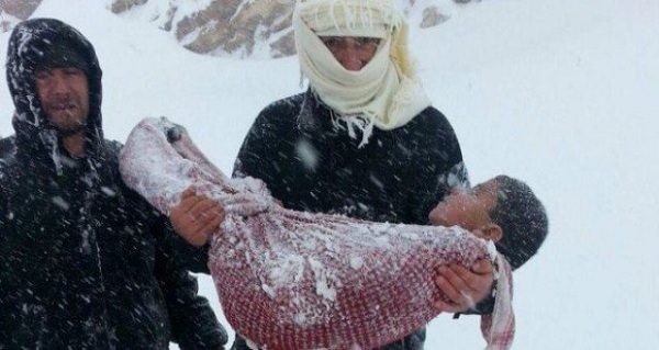 تعرض أطفال لاجئين للموت تجمدا