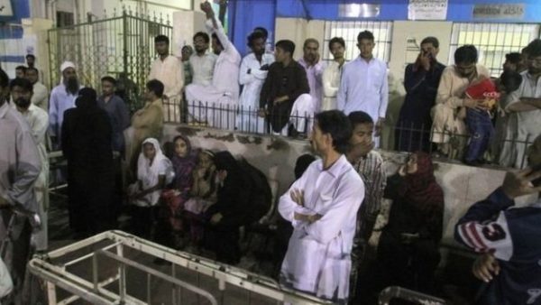 أقارب الضحايا تجمعوا في إحدى المستشفيات في كراتشي عقب انفجار وقع في نوفمبر/ تشرين الثاني الماضي وخلف 52 قتيلا / مصدر الصورةAP