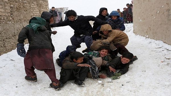 أطفال يفارقون الحياة بسبب الثلوج في افغانستان