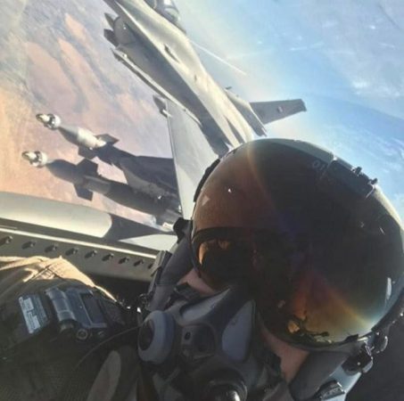 صقور الجو الشجعان ومن خلال طائرات اف16 فوق سماء الموصل لدك اوكار عصابات داعش الارهابية 