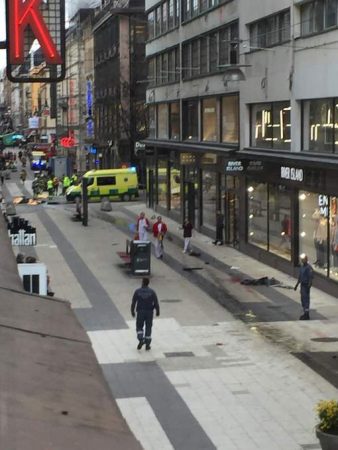 Emergency servies work at the scene where a truck crashed into the Ahlens department store at Drottninggatan in central Stockholm, April 7, 2017. / AFP PHOTO / TT News Agency / Andreas Schyman / Sweden OUT