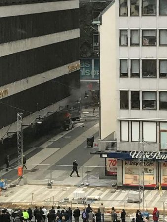 A truck has crashed into the Ahlens department store at Drottninggatan in central Stockholm, April 7, 2017. / AFP PHOTO / TT News Agency / Andreas Schyman / Sweden OUT